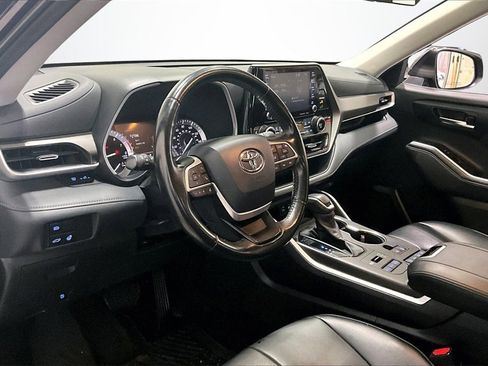 Used 2022 Toyota Highlander XLE image 17