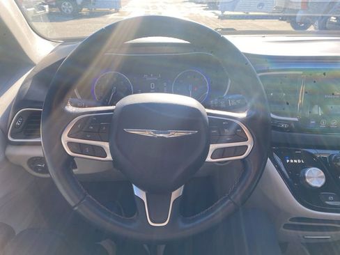 Used 2018 Chrysler Pacifica Touring-L w/ Tire & Wheel Group image 12