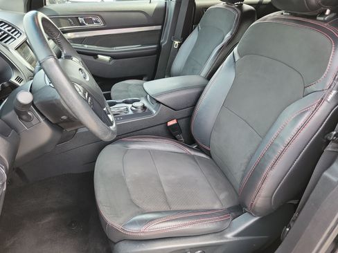 Used 2018 Ford Explorer XLT w/ Equipment Group 202A AWD/4WD image 4