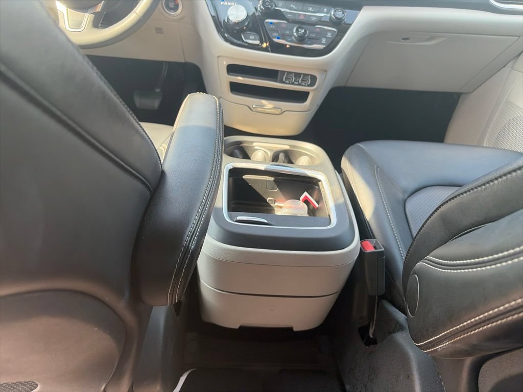 Used 2024 Chrysler Pacifica Touring-L FWD image 12