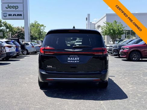 Certified 2025 Chrysler Pacifica Select FWD image 3
