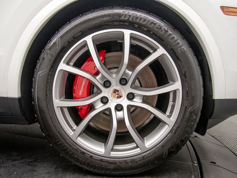 Used 2025 Porsche Cayenne S AWD/4WD image 31