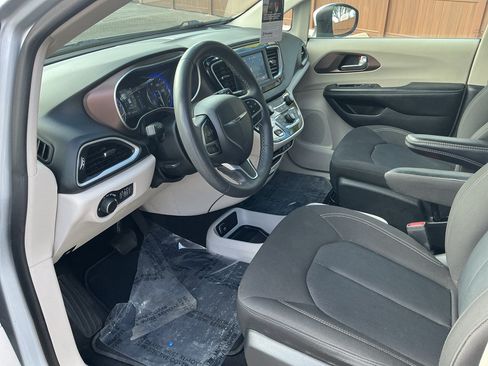 Used 2023 Chrysler Voyager LX FWD image 11