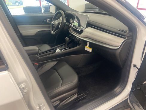 New 2025 Jeep Compass Limited image 19