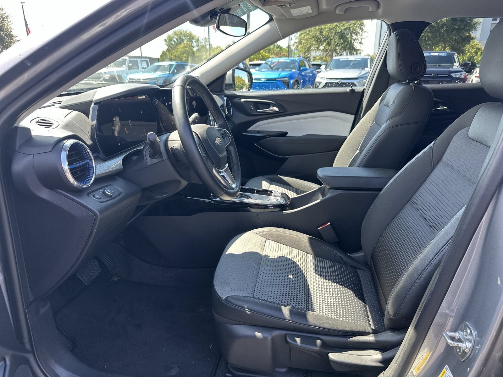 Used 2025 Chevrolet Trax LT w/ LT Convenience Package FWD image 16