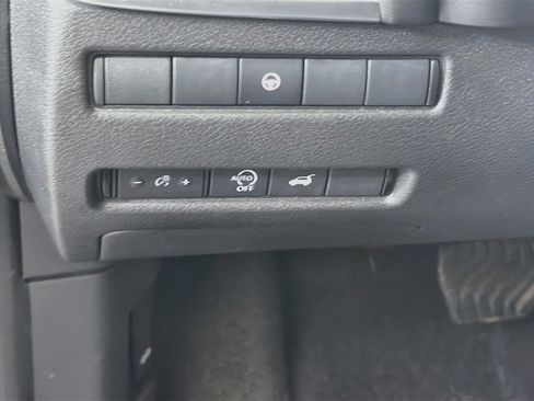Used 2025 Nissan Rogue SV AWD/4WD image 16