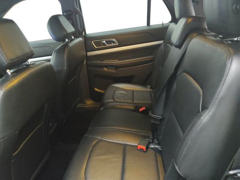 Used 2017 Ford Explorer XLT w/ Equipment Group 202A FWD image 18