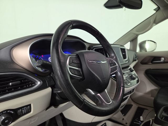 Used 2018 Chrysler Pacifica Touring-L Plus FWD image 14