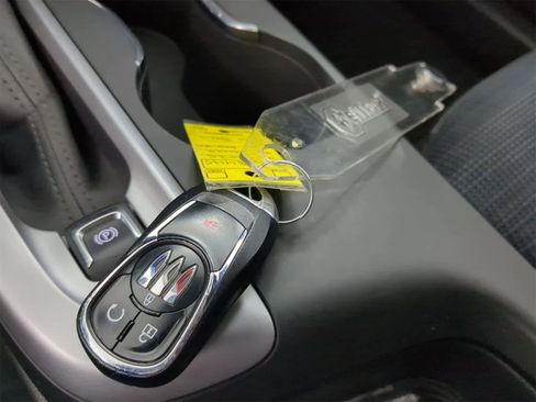 Used 2025 Buick Envista Preferred w/ Advanced Safety Package image 32