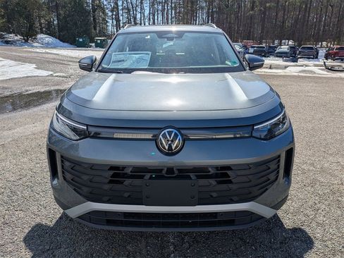 New 2025 Volkswagen Tiguan SE image 9