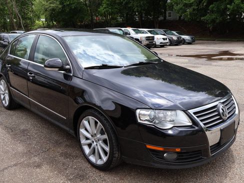 Used 2008 Volkswagen Passat VR6 FWD image 1