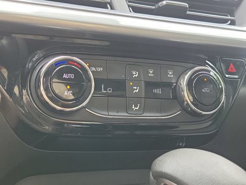 Used 2025 Chevrolet Trax LT FWD image 31