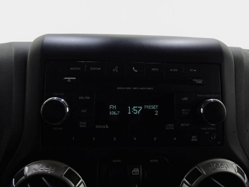 Used 2017 Jeep Wrangler Unlimited Sahara w/ Connectivity Group AWD/4WD image 23