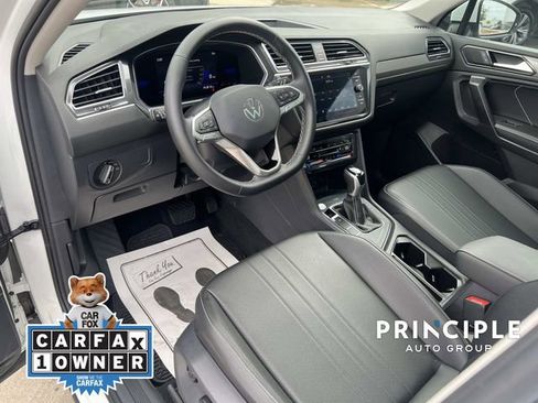 Used 2022 Volkswagen Tiguan SE w/ Panoramic Sunroof Package image 16