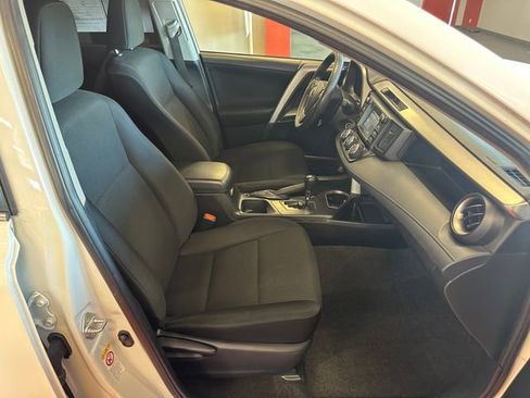 Used 2018 Toyota RAV4 LE w/ Carpet Mat Package FWD image 16