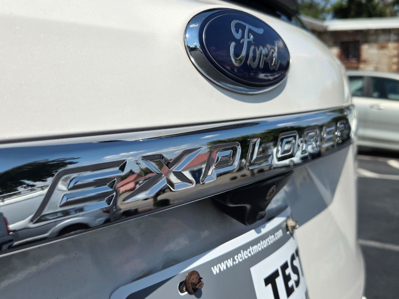 Used 2017 Ford Explorer XLT w/ Equipment Group 202A FWD image 9
