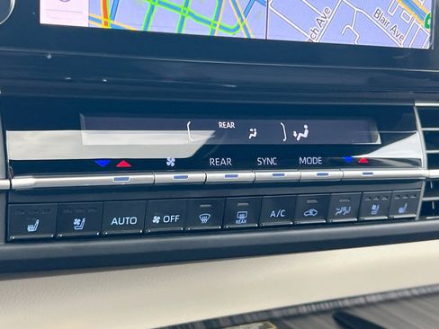 Certified 2023 Toyota Sienna Platinum image 27