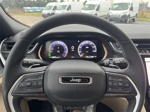 New 2025 Jeep Grand Cherokee Limited w/ Luxury Tech Group II image 16
