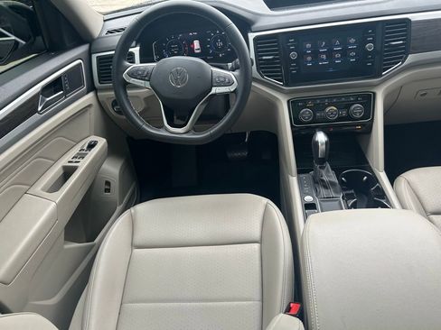 Used 2023 Volkswagen Atlas SE w/ Panoramic Sunroof Package image 9