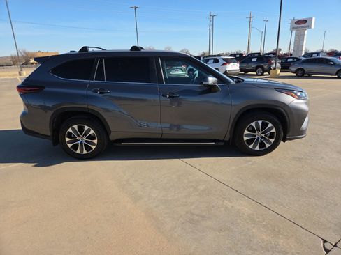 Used 2024 Toyota Highlander XLE image 4