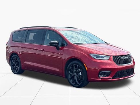 Used 2025 Chrysler Pacifica Limited FWD image 8