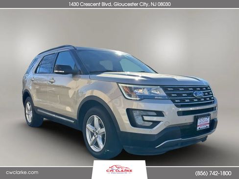 Used 2017 Ford Explorer XLT w/ Equipment Group 202A image 4
