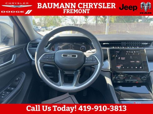 Used 2023 Jeep Grand Cherokee L Laredo w/ Luxury Tech Group I AWD/4WD image 3