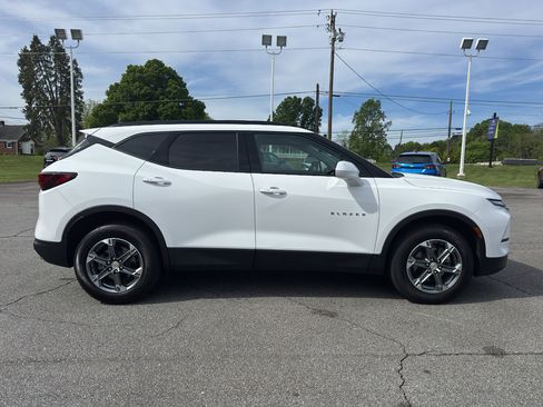 Used 2024 Chevrolet Blazer LT w/ Convenience Package FWD image 2