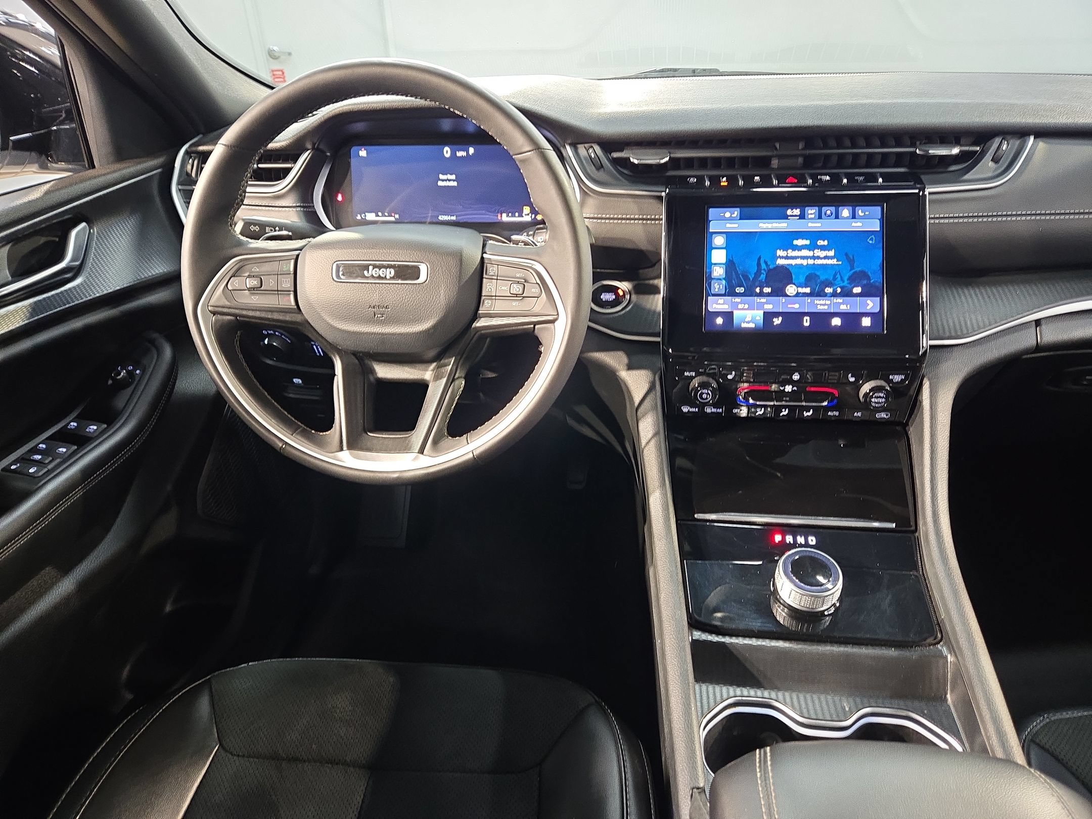 Used 2025 Jeep Grand Cherokee Altitude AWD/4WD image 9