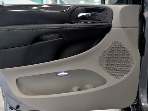 Used 2015 Chrysler Town & Country Touring FWD image 15