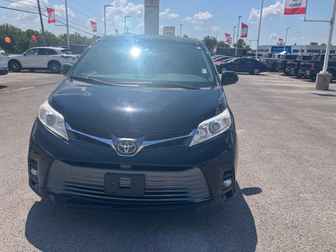 Used 2020 Toyota Sienna XLE FWD image 2
