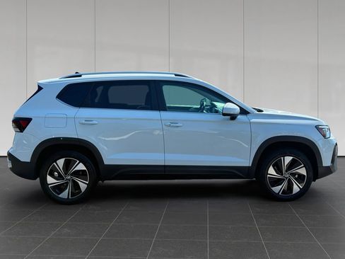 Used 2025 Volkswagen Taos SE AWD/4WD image 6