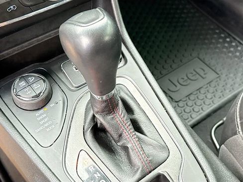 Used 2022 Jeep Cherokee Trailhawk image 17