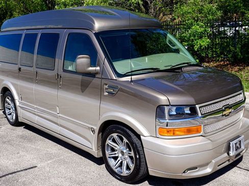 Used 2017 Chevrolet Express 2500 RWD image 25