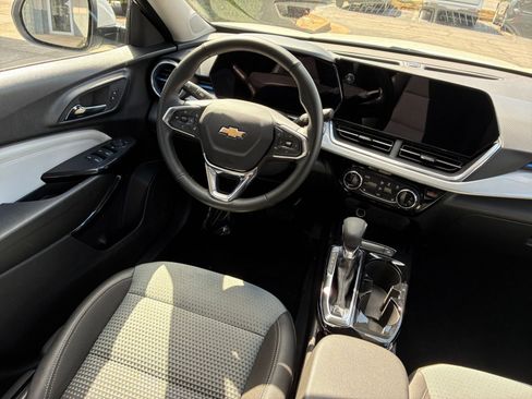 Used 2025 Chevrolet Trax LT image 34