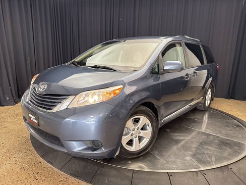 Used 2016 Toyota Sienna LE FWD image 2
