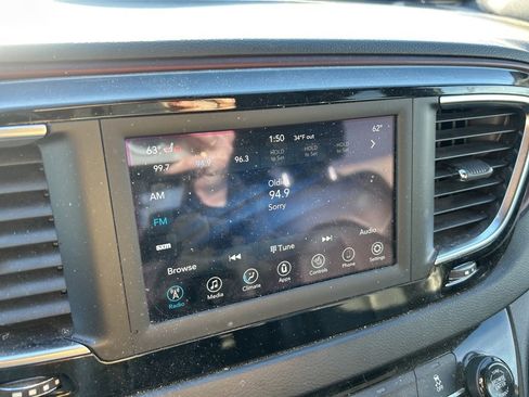 Used 2020 Chrysler Pacifica Touring-L image 21