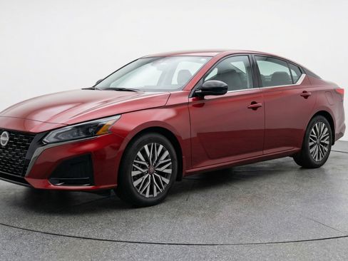 Used 2025 Nissan Altima 2.5 SV image 3