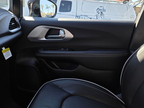 New 2026 Chrysler Pacifica Limited image 12