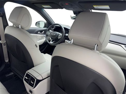Used 2025 Genesis G70 2.5T image 42