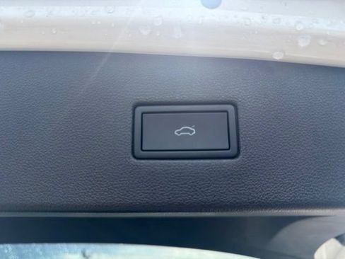 Used 2024 Volkswagen Tiguan SE FWD image 10