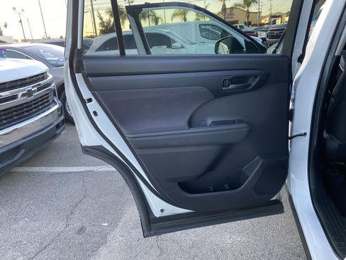 Used 2022 Toyota Highlander LE image 20