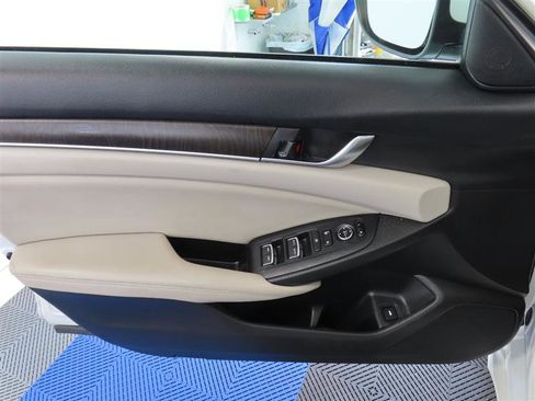 Used 2018 Honda Accord EX image 15