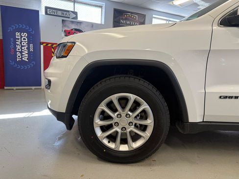 Used 2022 Jeep Grand Cherokee Laredo E AWD/4WD image 17