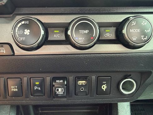 Used 2019 Toyota Tacoma TRD Off-Road w/ Technology Package AWD/4WD image 36