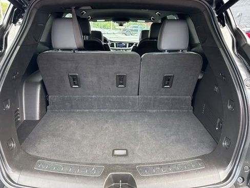 Used 2024 Buick Enclave Premium image 17