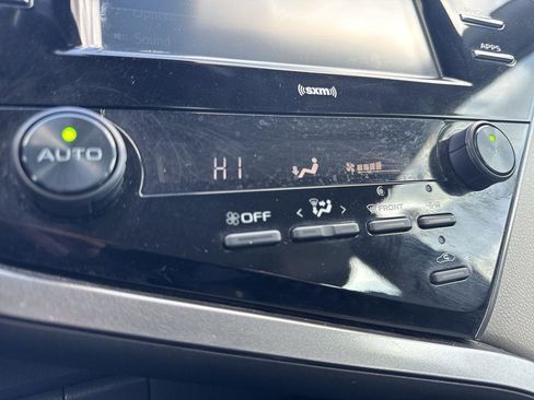 Used 2020 Toyota Camry SE image 18