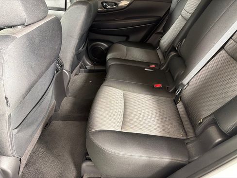Used 2018 Nissan Rogue SV w/ Premium Package FWD image 16