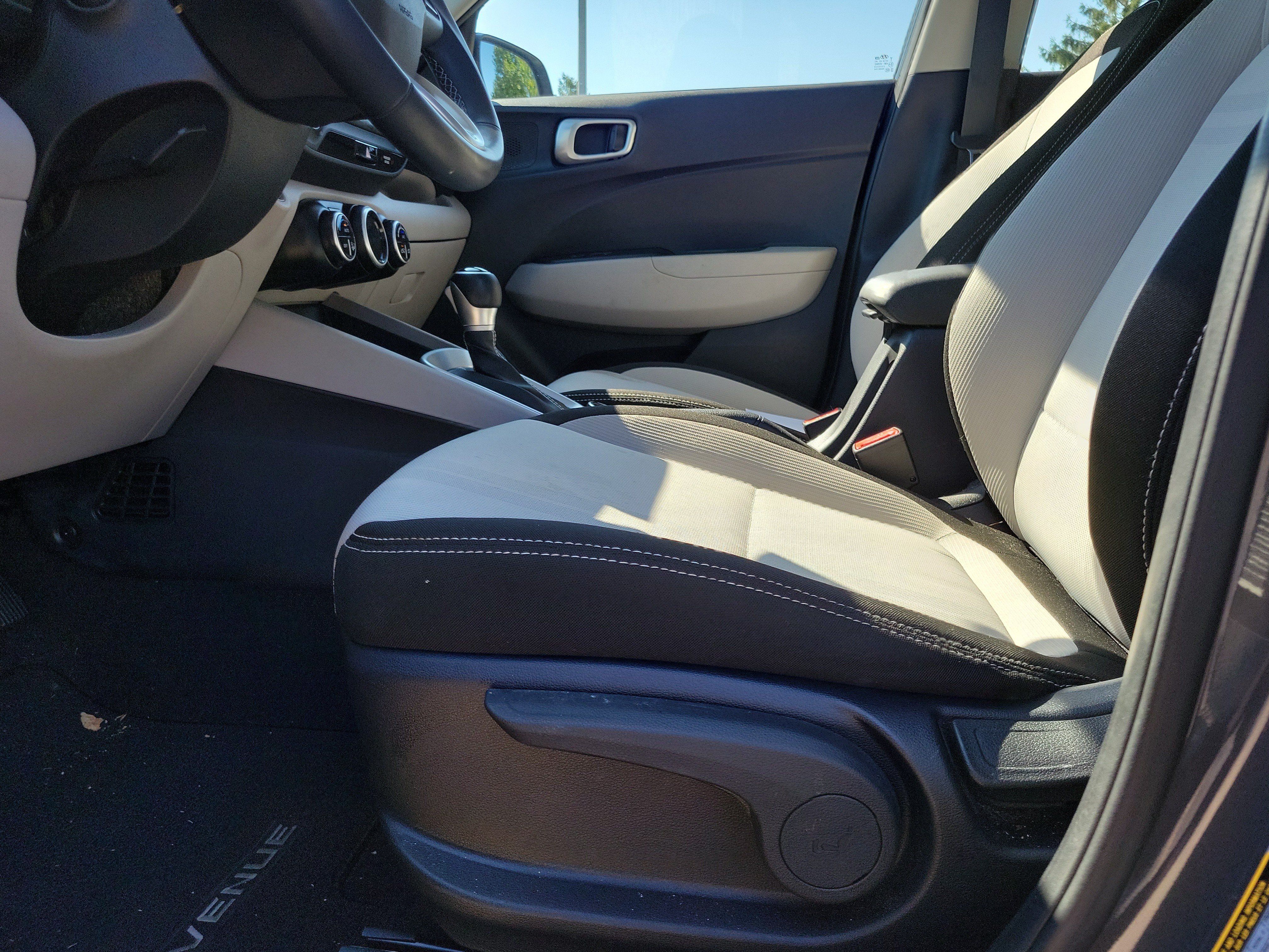 Used 2024 Hyundai Venue SEL FWD image 16
