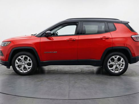 Used 2025 Jeep Compass Latitude AWD/4WD image 5